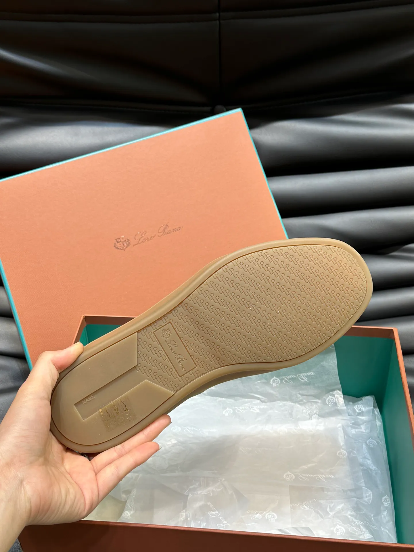 p420 Men's Shoes New 🆕Lp Old Money Style Men's Low-top Casual Tennis Shoes Loro Piana's high-end series has launched sports shoe styles made of soft cowhide. The breathable properties and flexible texture of natural materials make the sneakers both functional and comfortable. The high-quality metal-free tanning and tumble process highlights the natural texture of the leather, while the camel-colored sole and white rubber trim create a double-layer sole effect, making it an everyday shoe that can easily create a lazy and casual style! Size: 39-44 (45, 46 customized